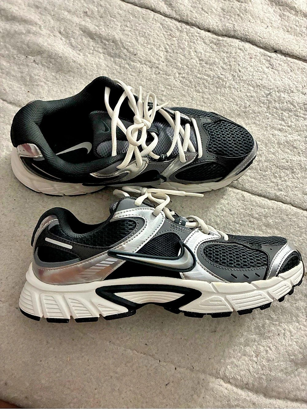 Nike V5 RNR Women's Size 11 Grey Black Silver Retro Y2K Runner Sneaker